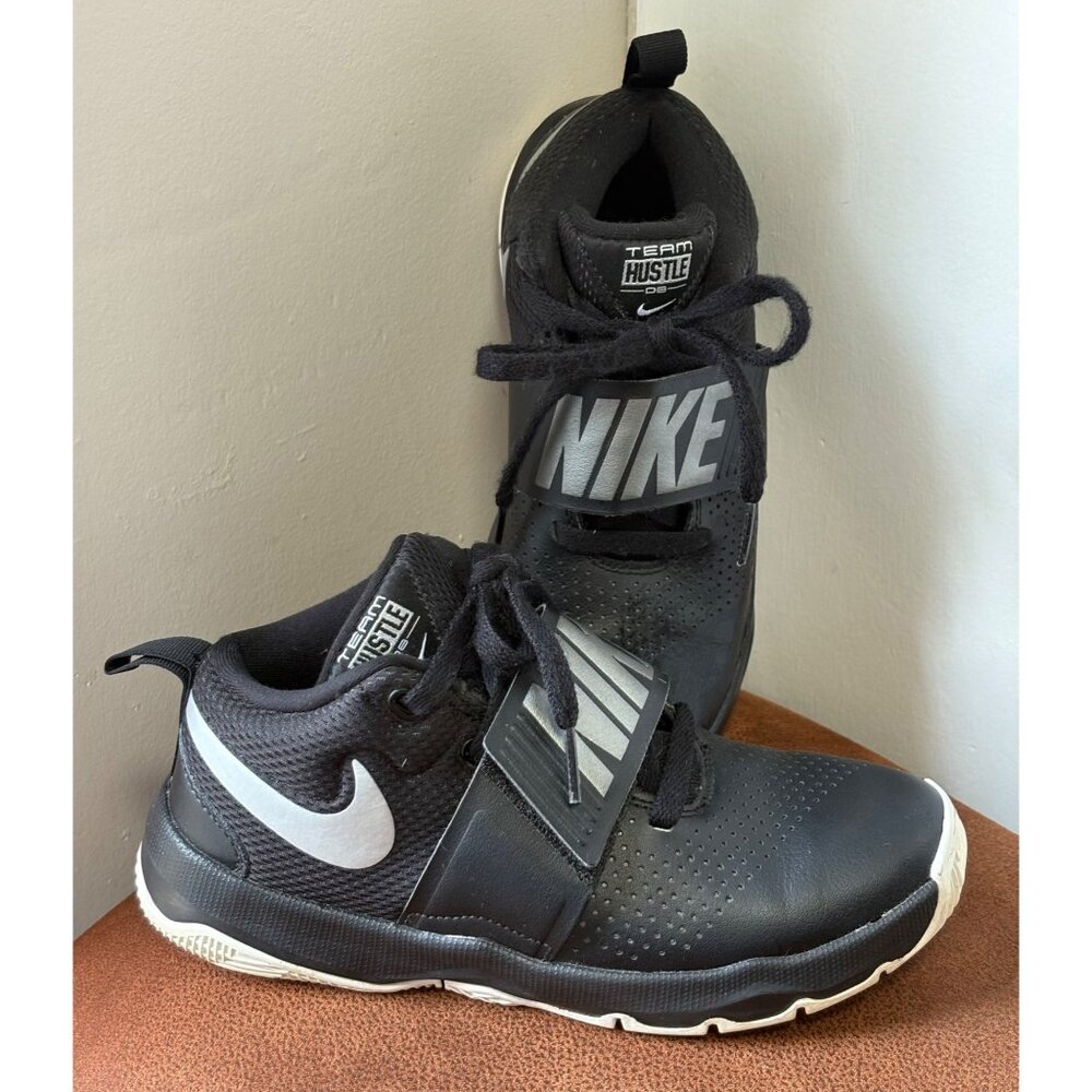 NIKE TEAM HUSTLE D8 KIDS' YOUTH SIZE 4Y BASKETBALL SPORT SNEAKERS BLACK SILVER